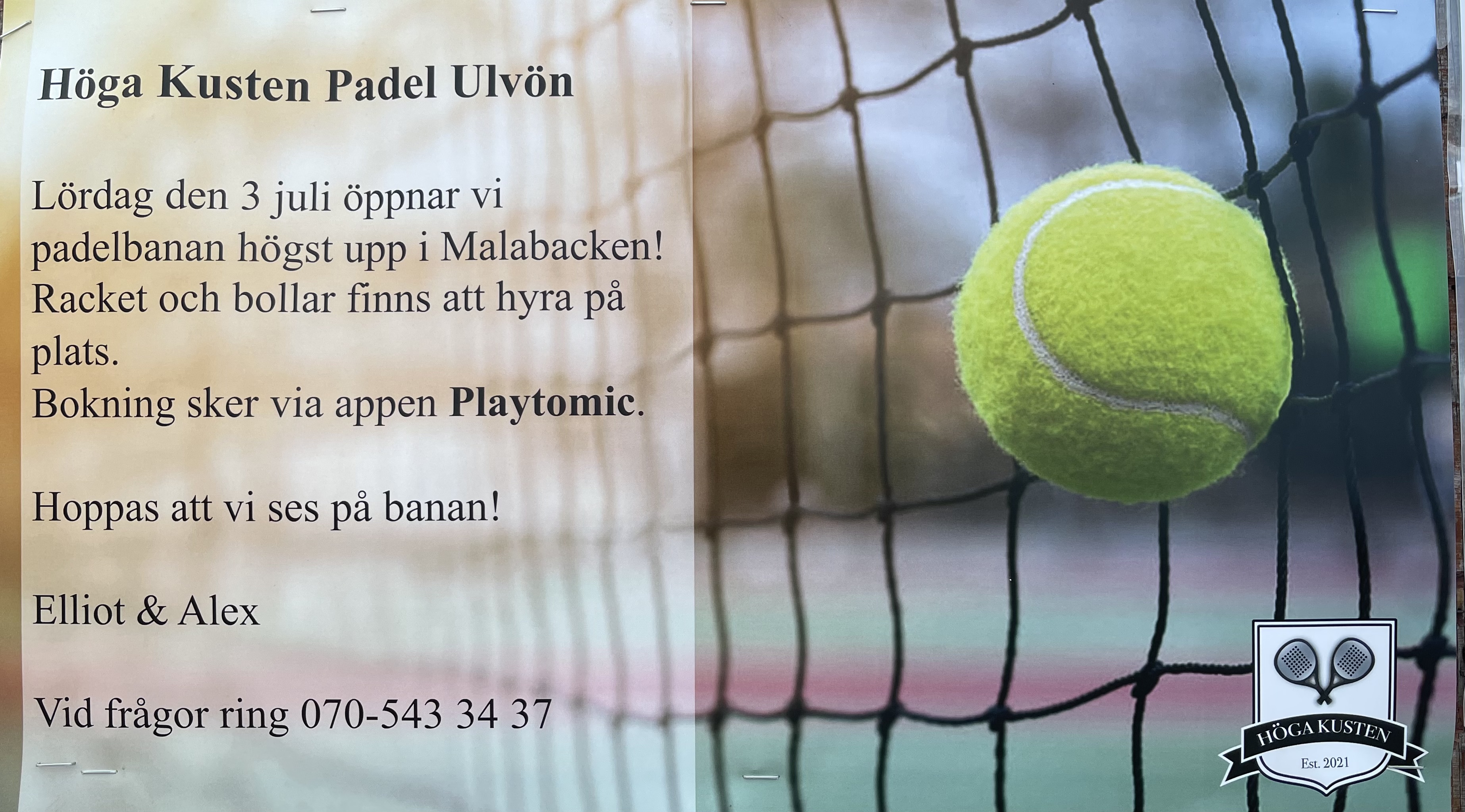 Skylt om öppningen av Höga Kusten Padel Ulvön med en padelboll i nätet