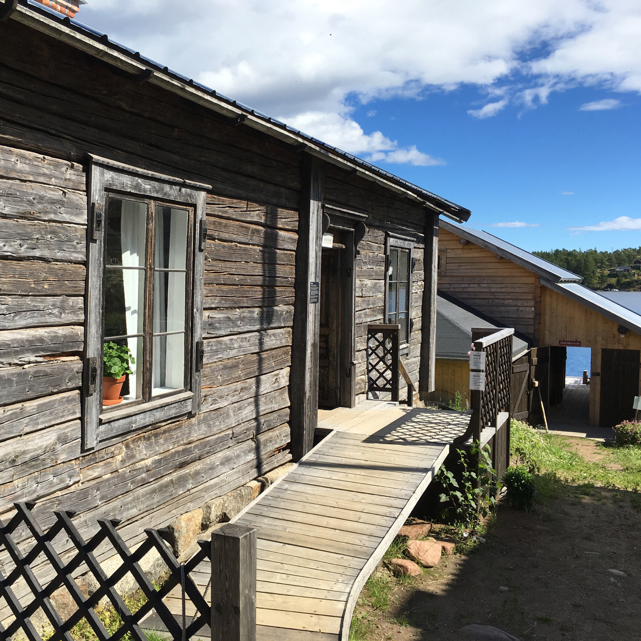 Ulvö museum, en gammal timrad byggnad med ramp till entrén