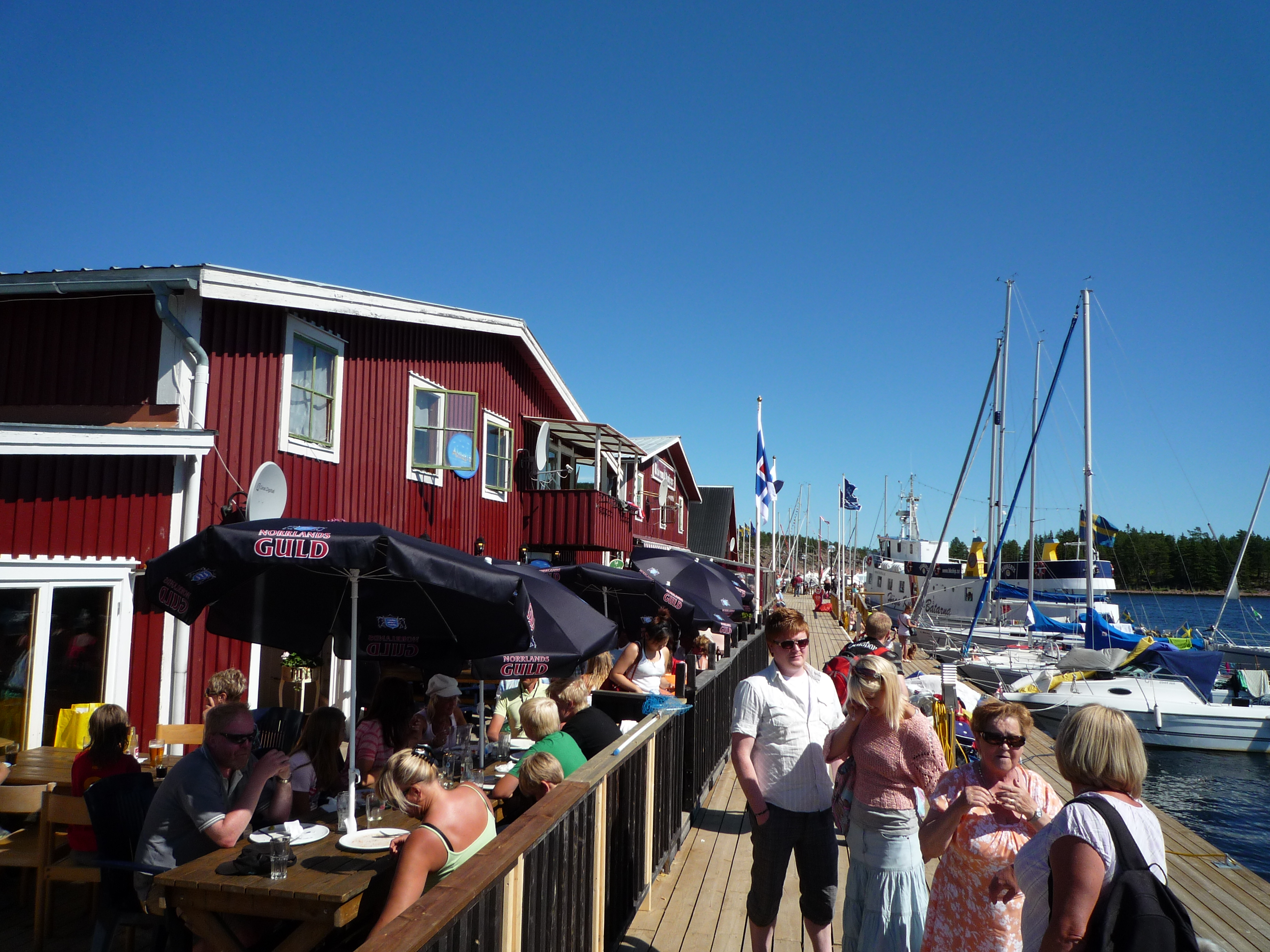 Uteservering på bryggan vid Almagränd och Brögga