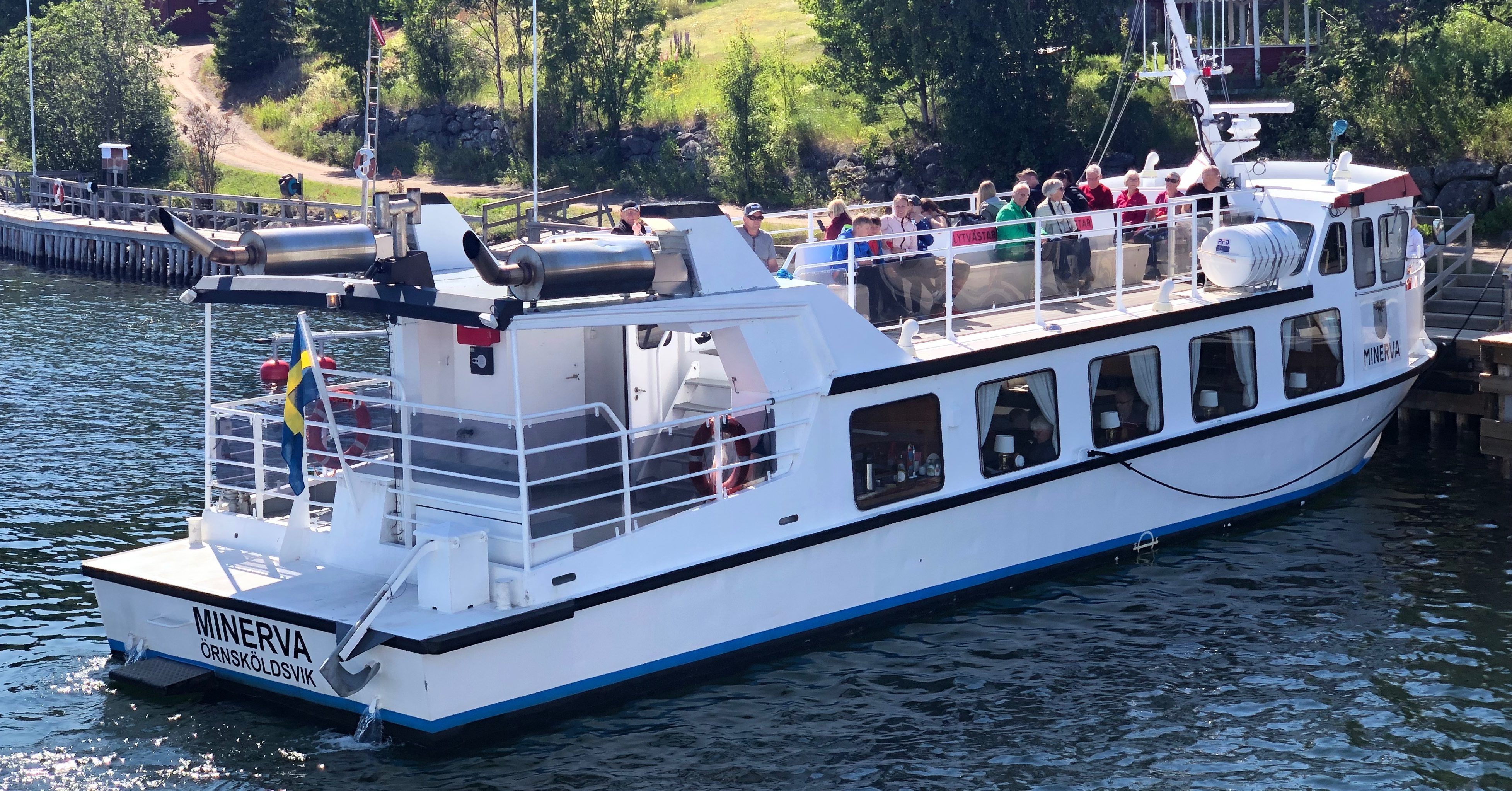 M/f Minerva med passagerare på däck