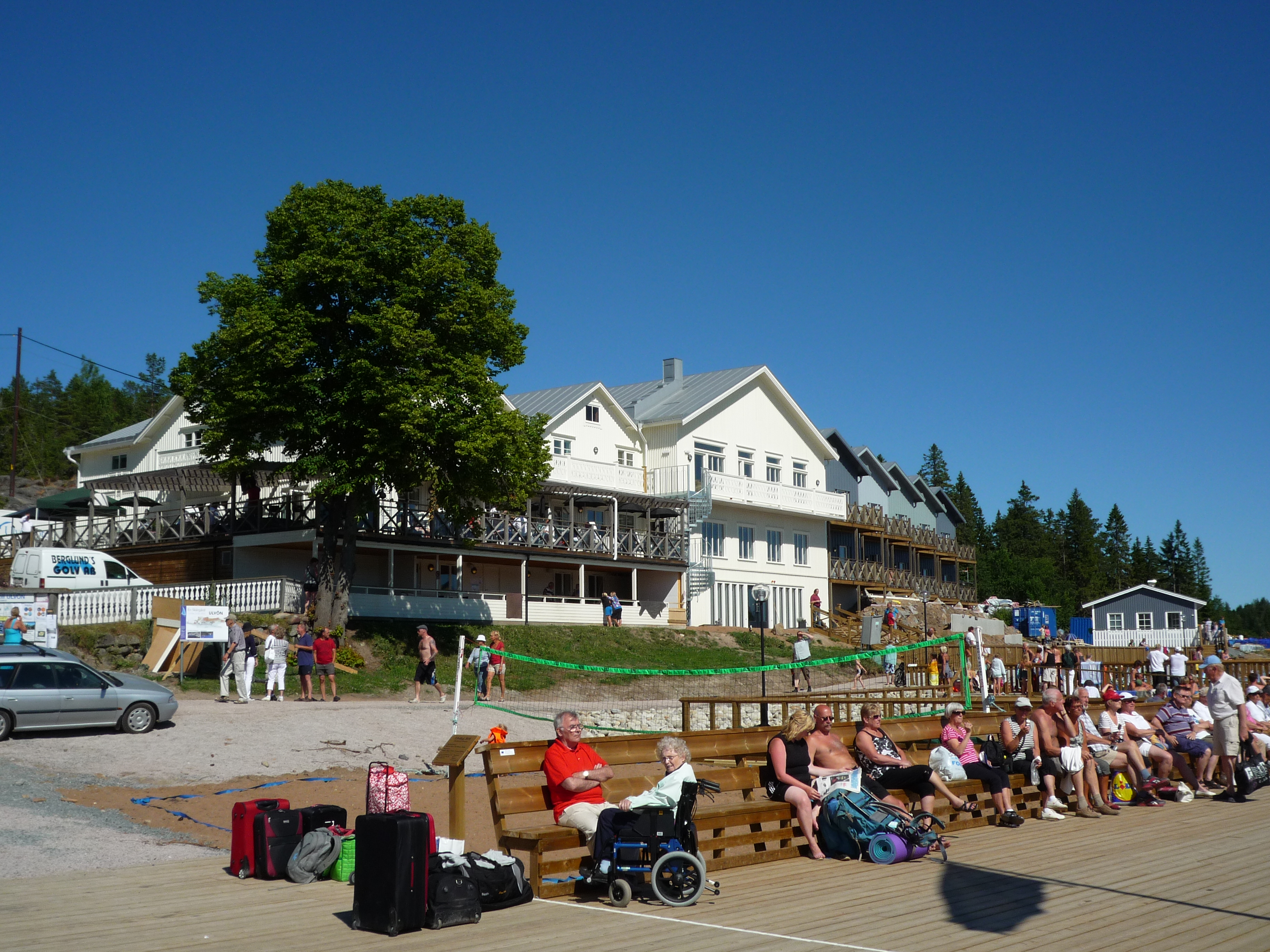 Ulvö Hotell och bryggan med många besökare en sommardag