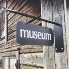 Skylt med texten museum på Ulvö museums vägg