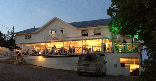 Hotellets upplysta veranda i skymningen