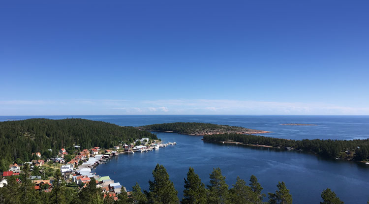 Utsikt över Ulvöhamn, Ulvösundet och havet från ovan
