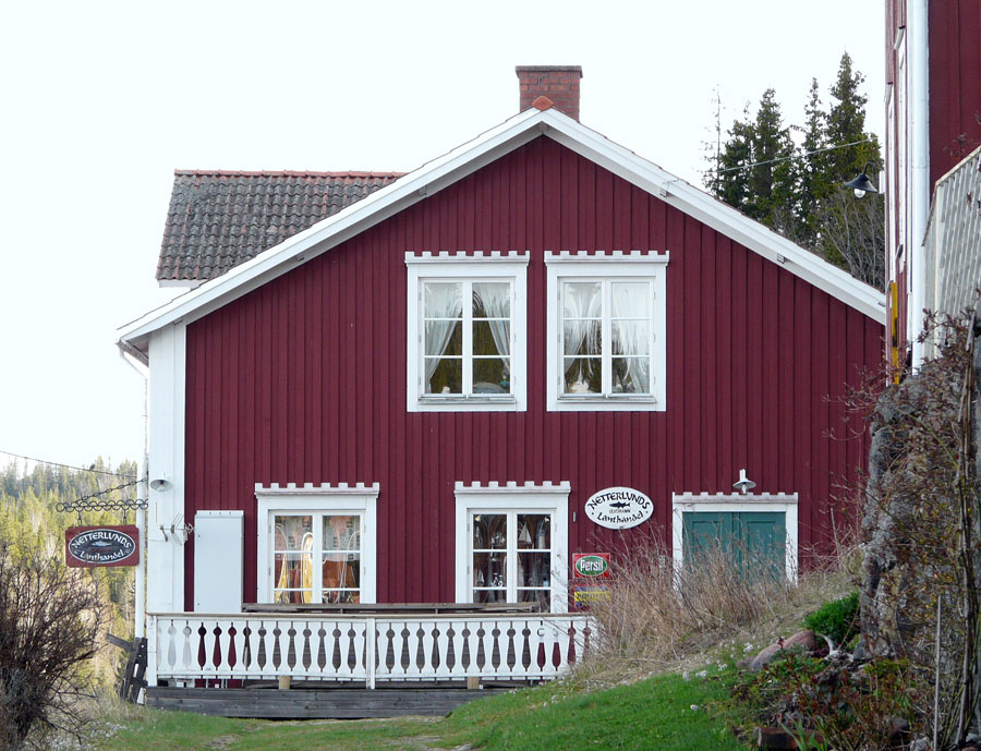 Netterlunds lanthandel, ett rött trähus med vita snickerier