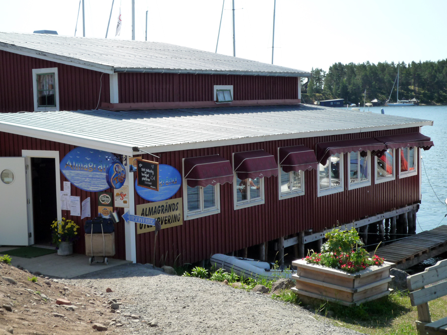 Restaurang Almagränd i en röd sjöbod vid vattnet